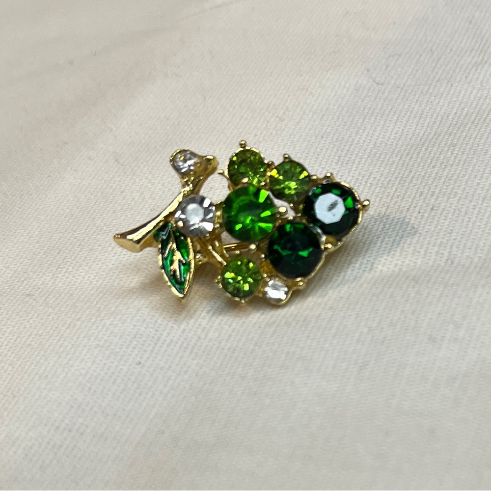 Brooch- cluster of grapes(crystals),NIP, goldtone base, 1”x.6” wear all year